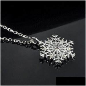 Colares de pingentes Novos encantos de moda Crystal Snowflake Flor Flor Christmas Pingente Sweter 14K Jóias de ouro branco para mulheres Drop Dhmds