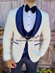 男性のためのエレガントなフローラルウェディングスーツレッドVlevet Lapel Jacquard Groom Tuxedos 3ピース