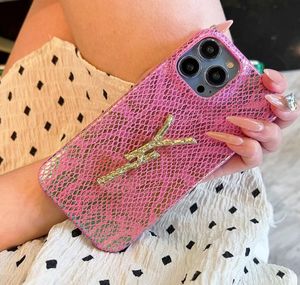 Luxury Phone Pons Designer Pink Snake Scale Grain PhoneCase Fashion Golden Letter Case à prova de choque para iPhone 14 Pro Max 13p4985544