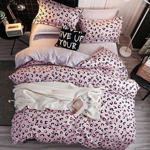 Zestawy pościeli czteroczęściowe łóżko lniane luksusowy europejski gęsta bawełniana bawełniana ciepła kołdra Modna prosta rodzina el zestaw