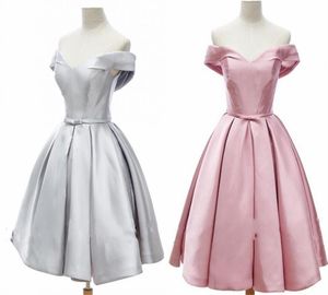 Skivrosa korta hemkomstklänningar billiga 2021 av axeln med korta ärmar en linje satin billig prom examen klänning klänningar1529398