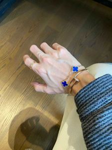 Original Vanke Style Small Fagrant Clover Mens och Womens Matching Blue Agate Electropated Color Versatile Luxury Armband