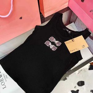 Miumiuss Summer Tshirt for Women Clothing Letter broderi pärlor o-hals kortärmad t-shirt vset femme lös casual crop top 100% bomull tee c7