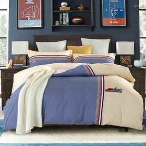 Постилочные наборы спальни для четырехсексуалов для кровать для постельных льнов, легкие роскошные хлопковые вышитые теплое стеганое одеяло.