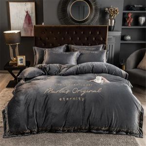Наборы постельных принадлежностей 4pcs/set Qualtion Flannel Classic Fashion Set Comforter Home Textile Devet Cover Pillow Case Leale Line