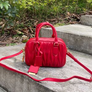 Designer Red Bowling Bag Leder Achselstasche Mode Umhängetasche Vintage Crossbody Body süße coole Lady Bag Duffel Tasche Reisen Tasche Mini bestickte Tasche