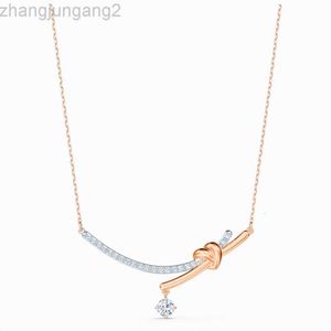 2024 Designer Swarovskis smycken Shijia 1 1 Version Twisted Love Romantic Knot Necklace Female Element Crystal Clavicle Chain Female Kvinnan