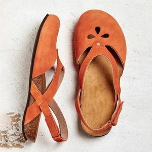 Lässige Schuhe Sommer Frauen Sandalen Leder flach runde Zehen weibliche Knöchelgurt hohle elegante weiche Strandsohle Frau