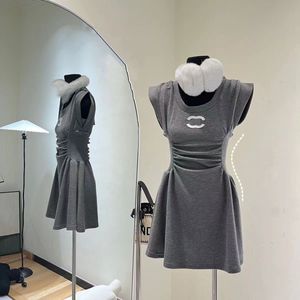 Vestido de verão de designer francês combinado com letra luxuosa impressão de alta qualidade vestido de manga voadora feminina no pescoço redondo cintura plissada pernas finas vestido de linha A longa