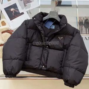 Новые женские короткие куртки мода вниз в панель Winter Girls Trendy Parkas Metal Треугольник