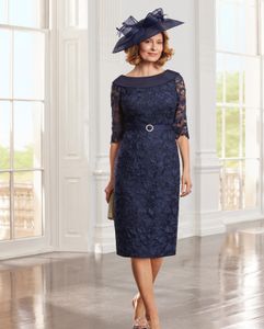 Dark Navy Lace Mother of the Bride Dresses Scoop Neck Half ärmmar Bröllop Gästklänning Te Längd veck Plus Size Formell Mother Outfit