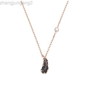 Designer swarovskis jóias xi jia 1 1 modelo original pequeno colar de penas preto claro elemento feminino elemento de colar de cristal geração feminina geração