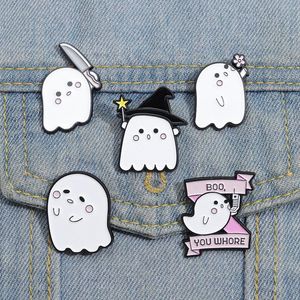 Halloween Scary White Ghost Knife Spettaio carino Film anime Giochi Pins Hard Enamel Pins Raccogli Batteni per cappello da cappello da zaino con spalla di cartone animato