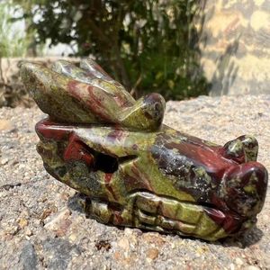 Dekorativa figurer Dragon Blood Stone Natural Crystal Sculpture Oriental Brain Bibcock Home Decoration