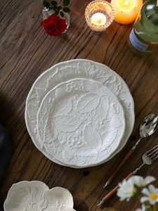 Tallrikar vita romantiska präglade jordgubbe druva keramiska matplattor vintage efterrätt för bröllopsfest