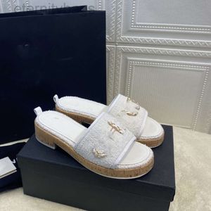 Дизайнерская платформа для обуви канала летние каналы Slippers Women Chain Chain Кожаная сандалия на открытом воздухе пляж.