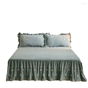 Bedding Sets Milk Fiber Bed Skirt Quilted Bedspread Cover Four-Piece Coral Fleece Rhinestone Velvet Sheets Comforter Set