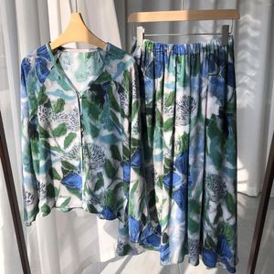 Arbetsklänningar vackra sommarblommor blågröna toner akvarell tryck silktröja kjol set 17mm sand tvättad dubbel crepe