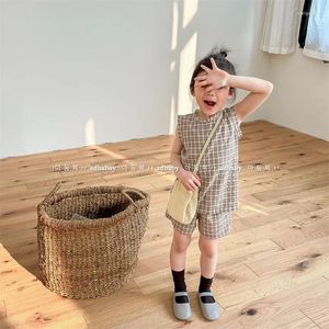 Set di abbigliamento set estivo per bambini 2024 coreano di moda a piazze da scozzera e pantaloni a due pezzi ragazza sottile leggera