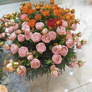 Flores decorativas Planta de simulação deslumbrante Rosa tripla para decoração de casamento e ambiente de casamento com artificial