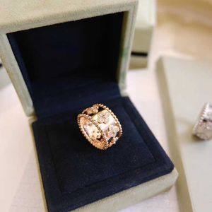 Designer Brand High Version Golden Van Kaleidoscope Ring bred och smal full diamant 18K Rose Gold Flower Light Luxury Style Womens med logotypkategori HWQZ