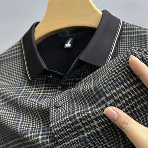 Lekkie luksusowe lodowe jedwabne koszulę Polo Summer British Lapel Stripe Checkered Ice Feeling Bezpoślizgowa T-shirt 240409