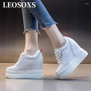 Freizeitschuhe echte Leder -Frauen -Vulkanize Plattform 11 cm Sneakers erhöhte Modekomfort Damen High Heels