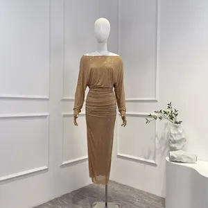 Vestidos casuais 2024 Chegadas de alta qualidade elegante plissado fora do ombro Diamantes Brown Mini Midi Dress for Women