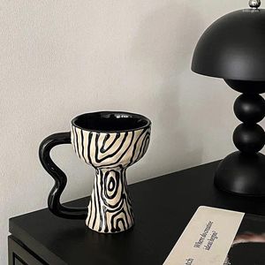 Kupalar yüksek değerli Fransız kahve fincanı retro seramik kupa yaratıcı sap yüzüğü uzun su latte çiçek