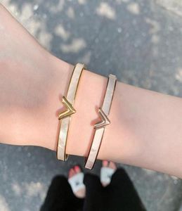 Bangle Yun Ruo Fashion Letter V Shell Rose Gold Färg Kvinnor Birthday Present Titanium Steel Smycken Byt inte Drop68648431570789