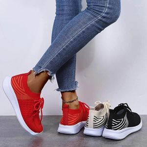 Casual Shoes Women 2024 Europeiska snörning av sneakers mjuka andningsbara nätsporter som kör kvinnlig