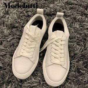 Sapatos casuais outono 2024 Spring Inglaterra moda moda genuína couro de couro vulcanizado tênis branco puro mulher