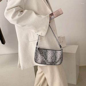 Väska damer sexig orm mönster baguette textur kedja axel våren underarmsäckar kvinnor mode trend crossbody