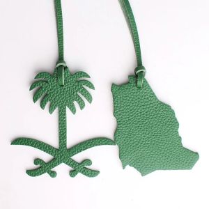 Ringe Großhandel maßgeschneiderte echte natürliche Leder -Saudi -Karte Keychain Damen Rucksack Anhänger Frauen Tasche Zauber