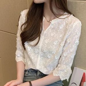 Kvinnors blusar White Pure Cotton Blue Floral Short Sleeve Fashion Woman's Shirt 2024 Spring Sweet Stereoskopisk broderad dam 9638