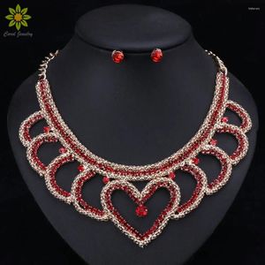 Orecchini di collana set perle africane orecchino in oro color girocollo metallico cristallo rosso a forma di donna