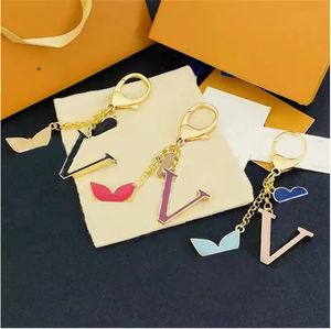 Moda marka mektubu tasarımcı anahtar zincirleri metal anahtar zinciri kadın çantası cazibe kolye otomobil parçaları