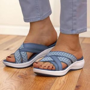 Scarpe casual Donne Slimi sandali larghi cinghia a croce larghezza pantofole a cuscini spessi slip di punta di piedi su vetrini a cuneo leggero per l'estate