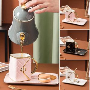 Tazze piatti di piattino a forma di sacchetto creativo tazza in ceramica tazza golden bordo design 310 ml di resistenza ad alta temperatura per il tè pomeridiano del caffè sec88