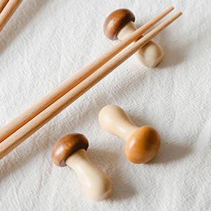 Chopsticks japansk trähållare söt svamp form chop pinnar kudde bordsartiklar kök tillbehör