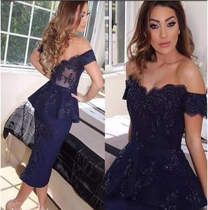 Skräddarsydd 2019 Fashion Navy Blue Cocktail Dresses Applique Lace Peplum Pencil kjol Arabisk te längd Kvällens festklänningar för WO7263898