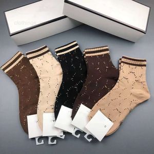 Herremärkesstrumpor 2024 Designer Womens Five Par Luxe Sports Winter Letter Printedsock broderi Bomull med box g strumpor kvinnor