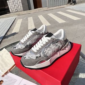 Designer Luxury Athletic Shoes Lace and Mesh Lacerunner Sneaker With Bands Sports Men Kvinnor Skate Shoes Classic Sneakers Valentinolies Trainer