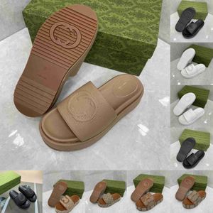 28 Model luksusowe kapcie projektant Supper Sandal Sandal Platforma Platforma perforowana sandał wykonany z przezroczystych materiałów Modna seksowna urocza słoneczna kobieta na plaży 35-46