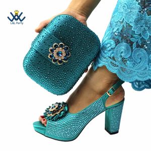 Kleiderschuhe blaugrüne Farbe modische italienische Frauen und Tasche passen passende leuchtende Kristall hochwertige, bequeme Absätze für Hochzeit