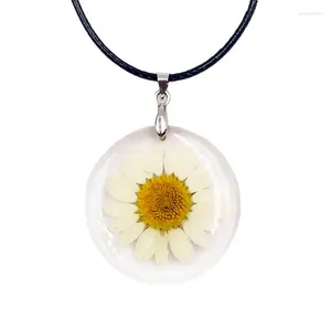 Anhänger Halsketten 1PC Daisy getrocknete Blumen Halskette transparent rund natürliche Harz Sonnenblumen Blütenblätter handgefertigt Frauen Geschenkparty Schmuck