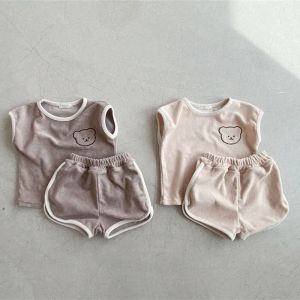 ショーツ2022夏の新しい赤ちゃんゆるい袖なし服セットかわいいベアプリントボーイズカジュアルTシャツ +ショーツ2PCSスーツコットンガールズ衣装