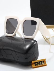 Classic Black White Sunglasses Sun Designer Fashion Moda versátil pernas largas decoração de ouro dirigindo ao ar livre UV400 Beach Sunshade mir4644638