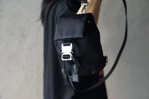 ミニアリーロックボタン電話バッグ10179S男性と女性のシンプルなカジュアルな垂直クロスボディバッグ