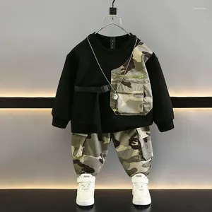 Kläder sätter pojkar tröja byxor tvådelar kostymer våren hösten 2024 Korea färgglad skarvad modern barn camo kläder